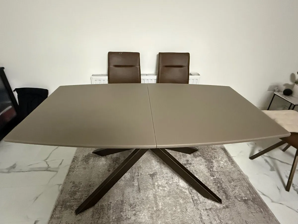 Dining table - Image 1
