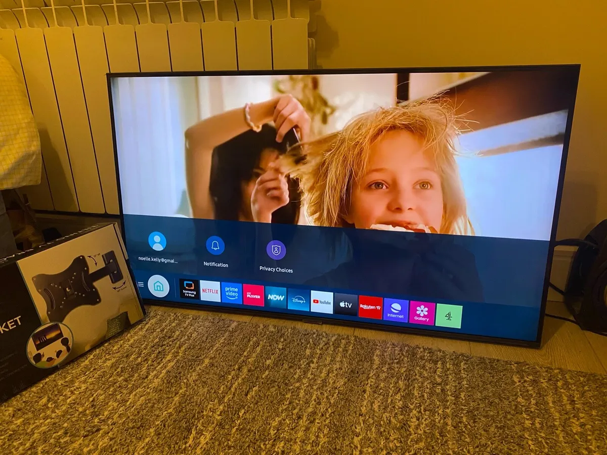 Samsung smart Tv 4K 43 inch, It comes with - Image 2