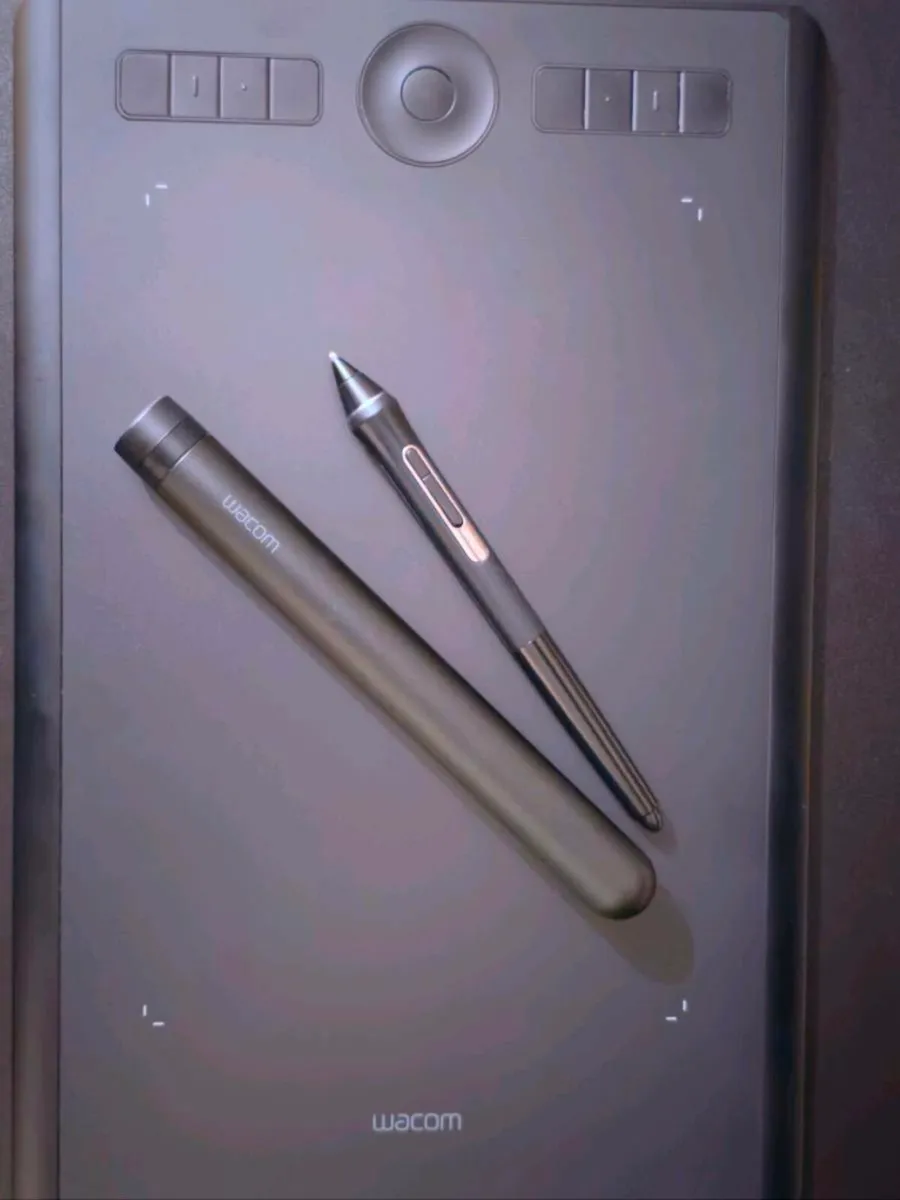 Wacom Intuos Pro Medium PTH660 in excellent condit - Image 1