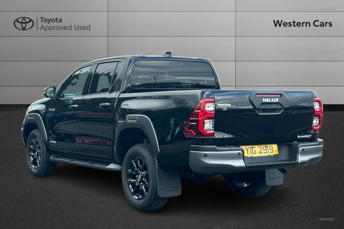 Toyota Hilux 2.8 D-4D-h Invincible X Pickup 4dr Di - Image 4