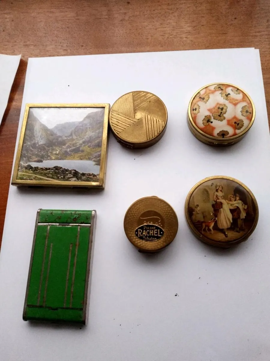 Vintage ladies powder compacts
