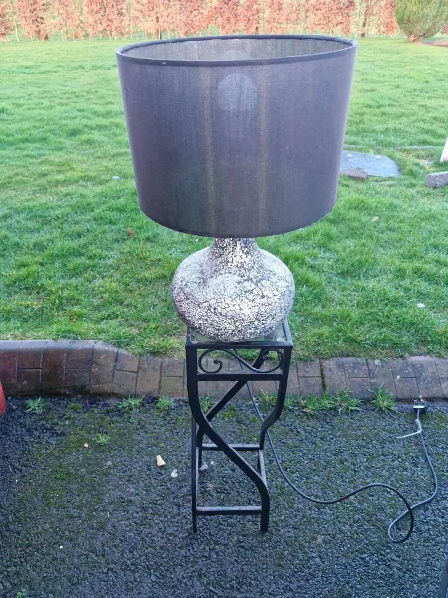 Table LAMP and cast iron stand - Image 1