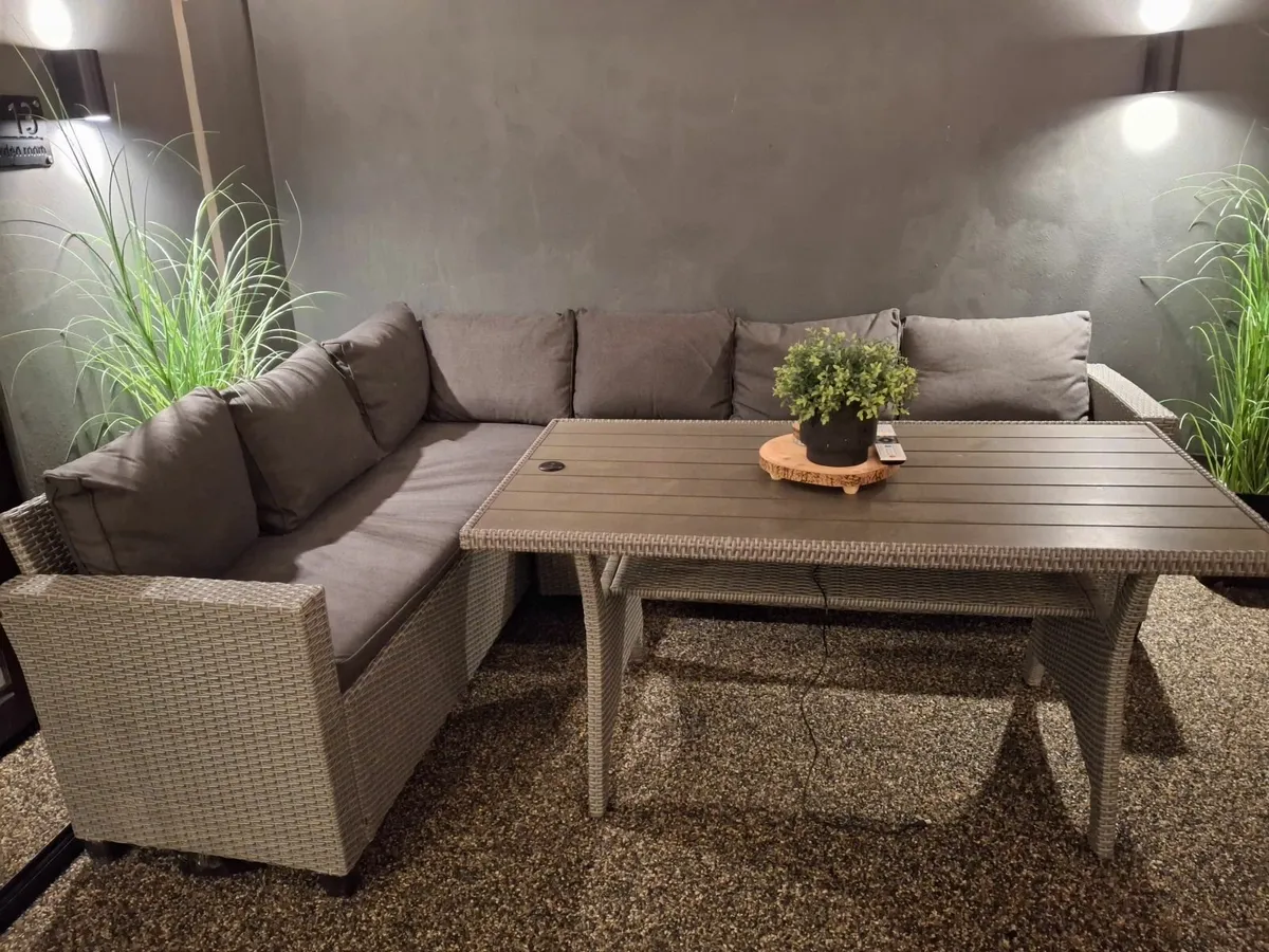 Corner seating garden - Image 2