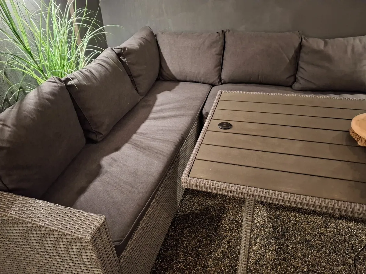 Corner seating garden - Image 3