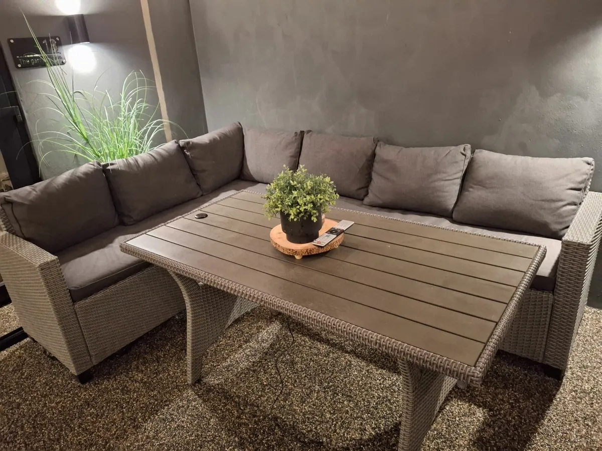 Corner seating garden - Image 4