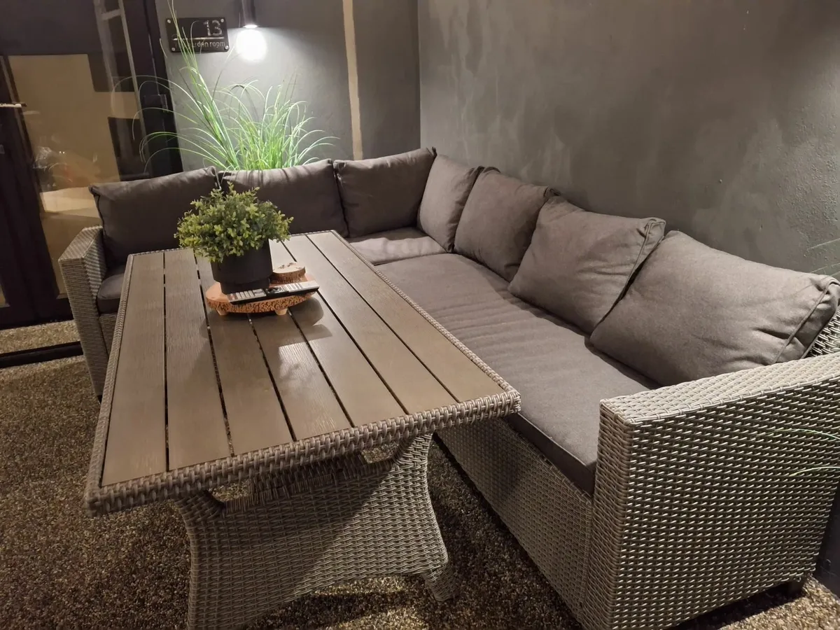 Corner seating garden - Image 1