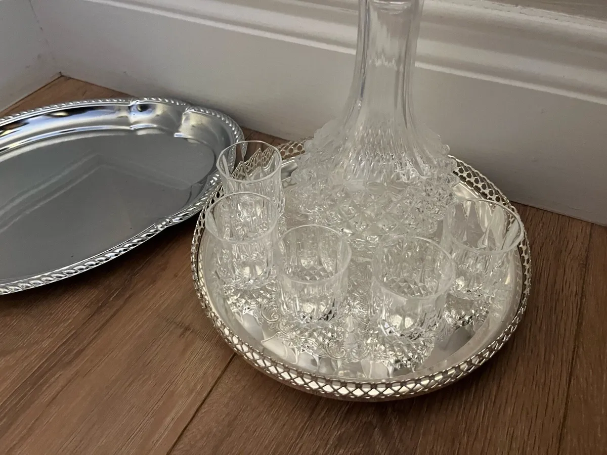 Decanter with Stopper, mini glasses and trays - Image 4