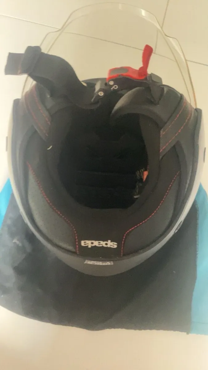 Motorcycle helmet - Image 3