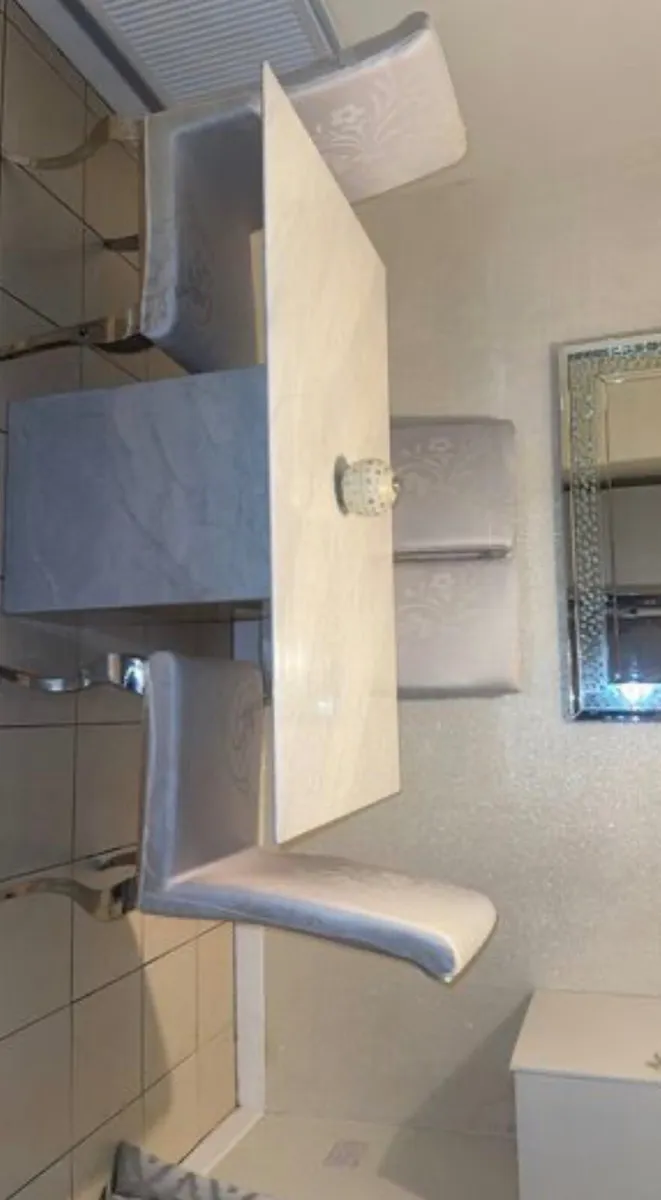 White with grey colouring Marble table - Image 2