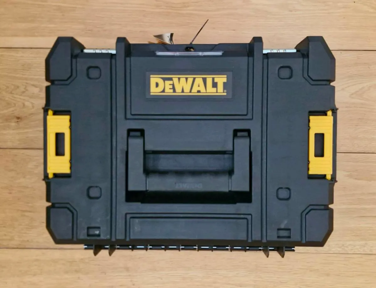 Dewalt batteries and charger - Image 4