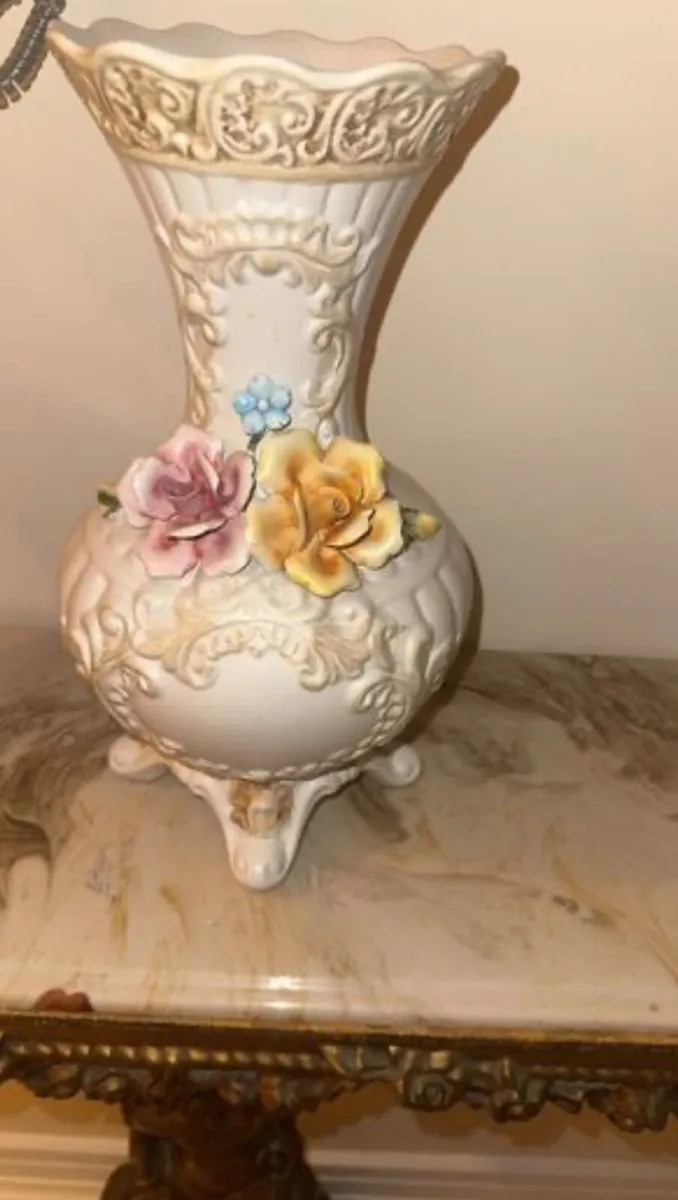 Beautiful Capo dimonte vase - Image 1