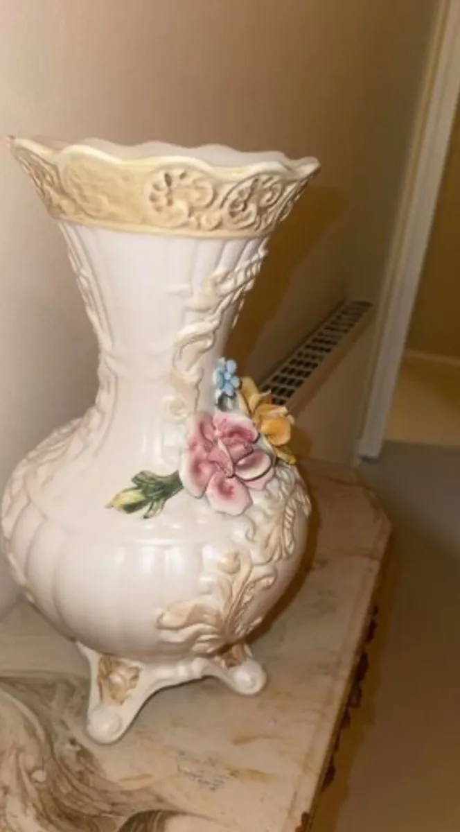 Beautiful Capo dimonte vase - Image 2