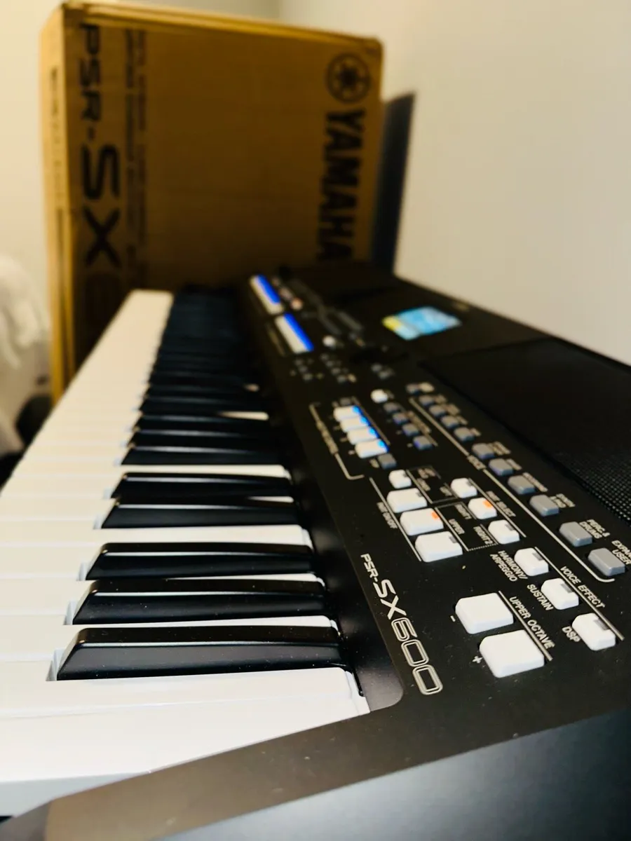 Yamaha keyboard PSR SX600 - Image 3