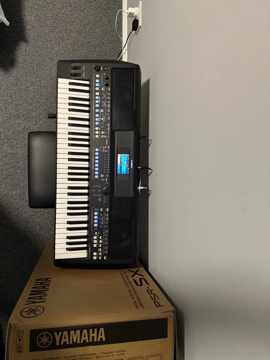 Yamaha keyboard PSR SX600 - Image 2