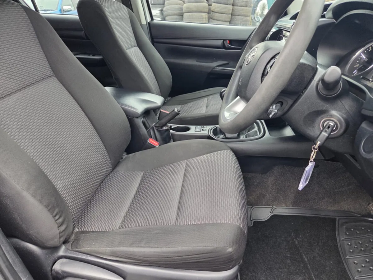 Toyota Hilux ACTIVE PLUS D-4D 4WD DCB - Image 4