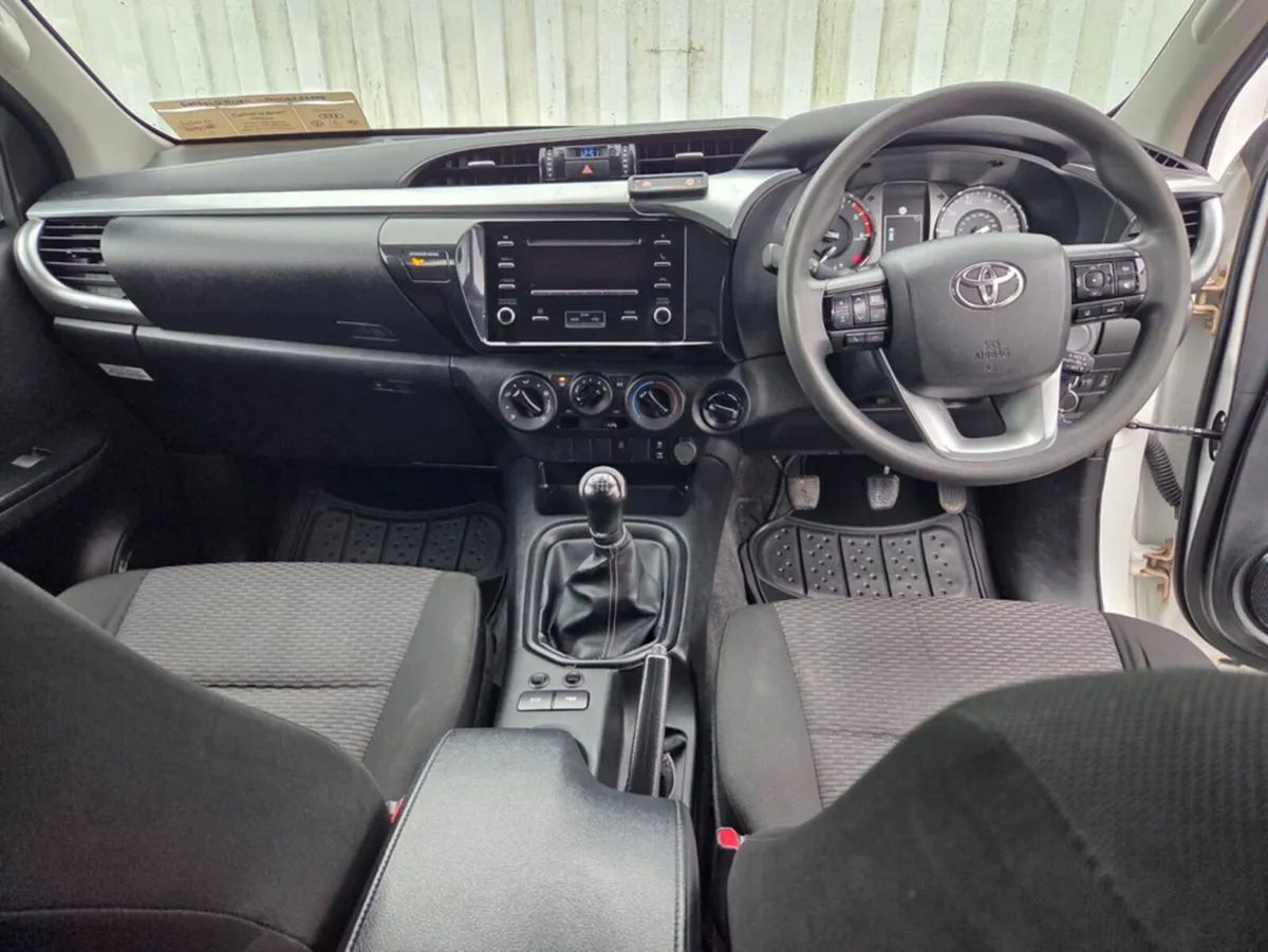 Toyota Hilux ACTIVE PLUS D-4D 4WD DCB - Image 3