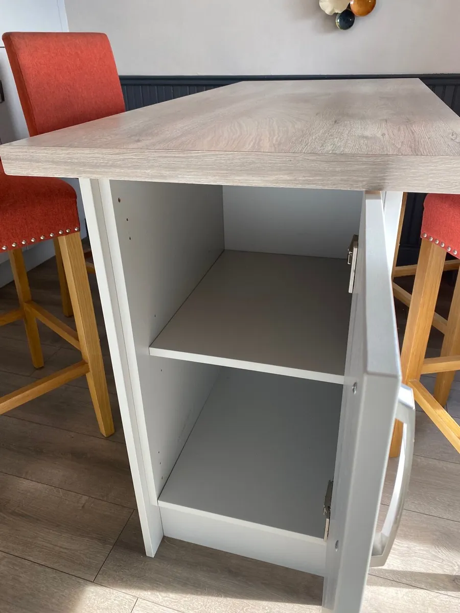 Kitchen island - Image 1