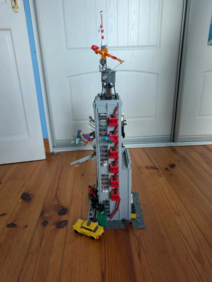 Lego Marvel Bugle Tower - Image 3