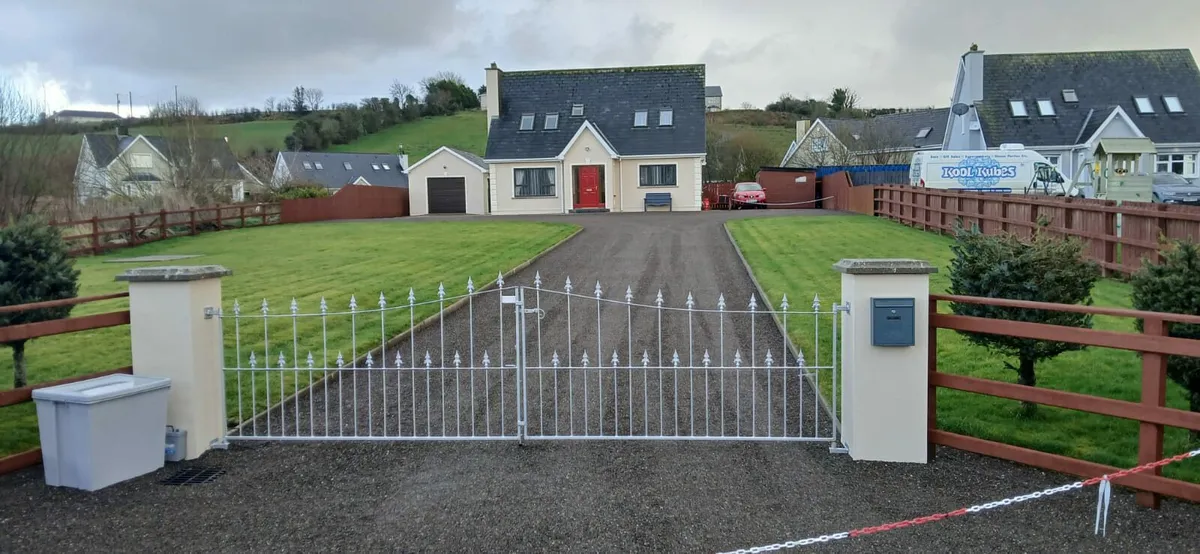 Detached 3 bed house with garage - Image 1