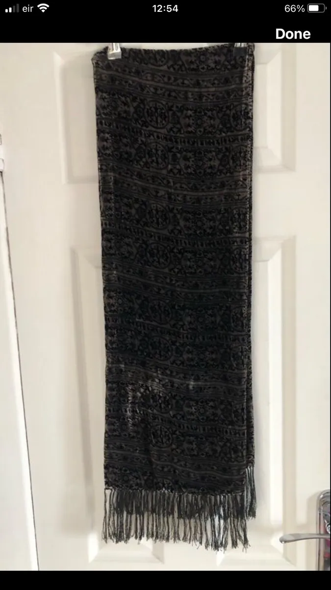 Ladies stunning scarf €5 - Image 1