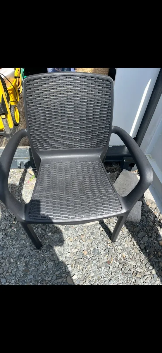 Keter Table & 6 chairs/cushions. As new! €65 - Image 4