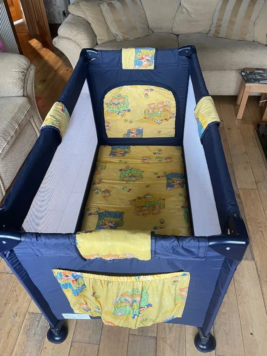 Travel cot - Image 1