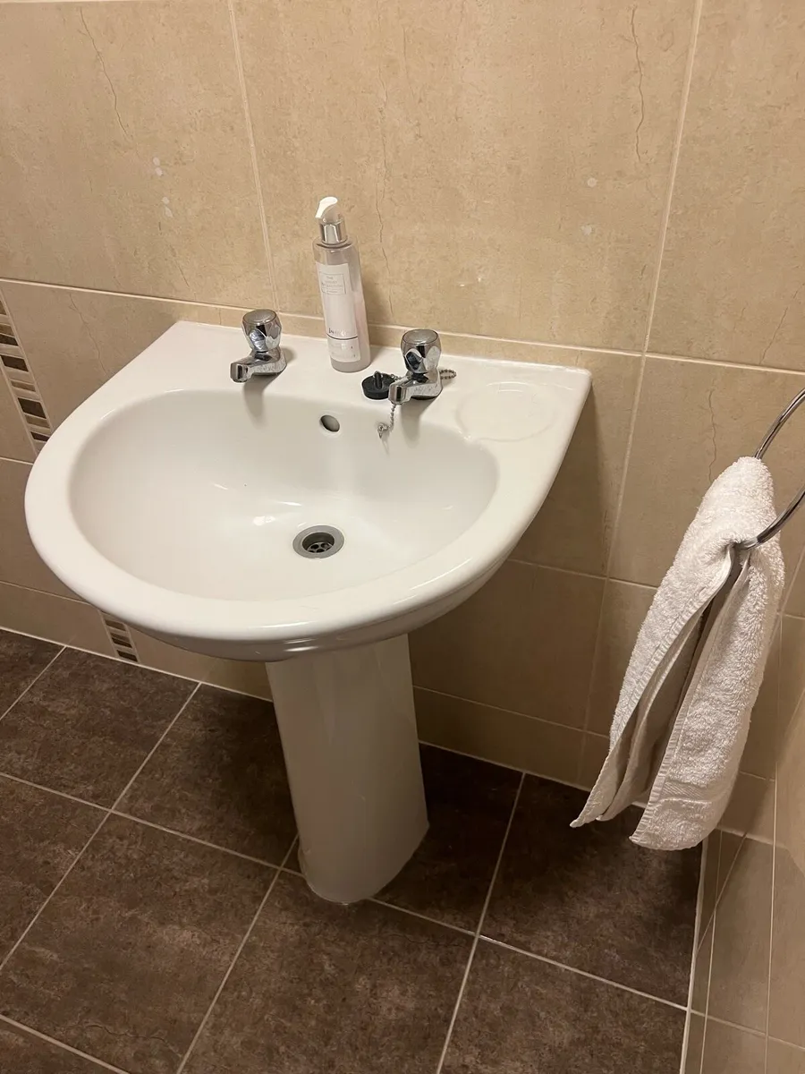 Pedestal sink - Image 1