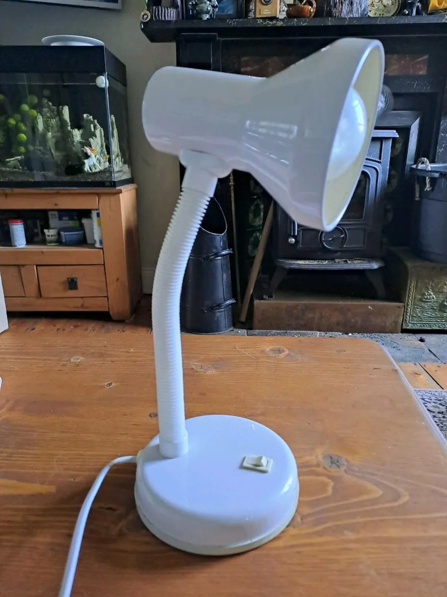 White adjustable desk lamp with flexible neck - Image 4
