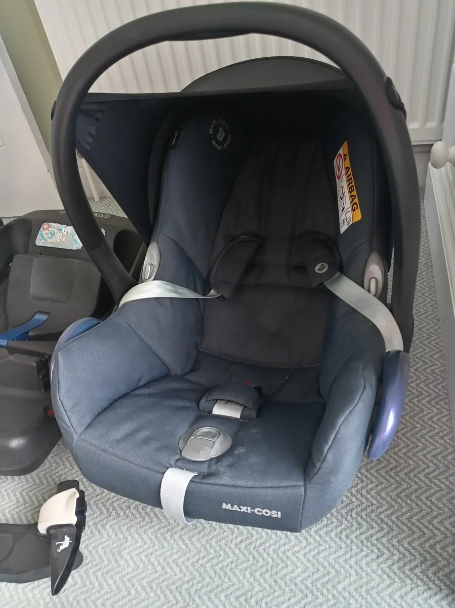 Maxi Cosi car seat with two isofix bases - Image 2