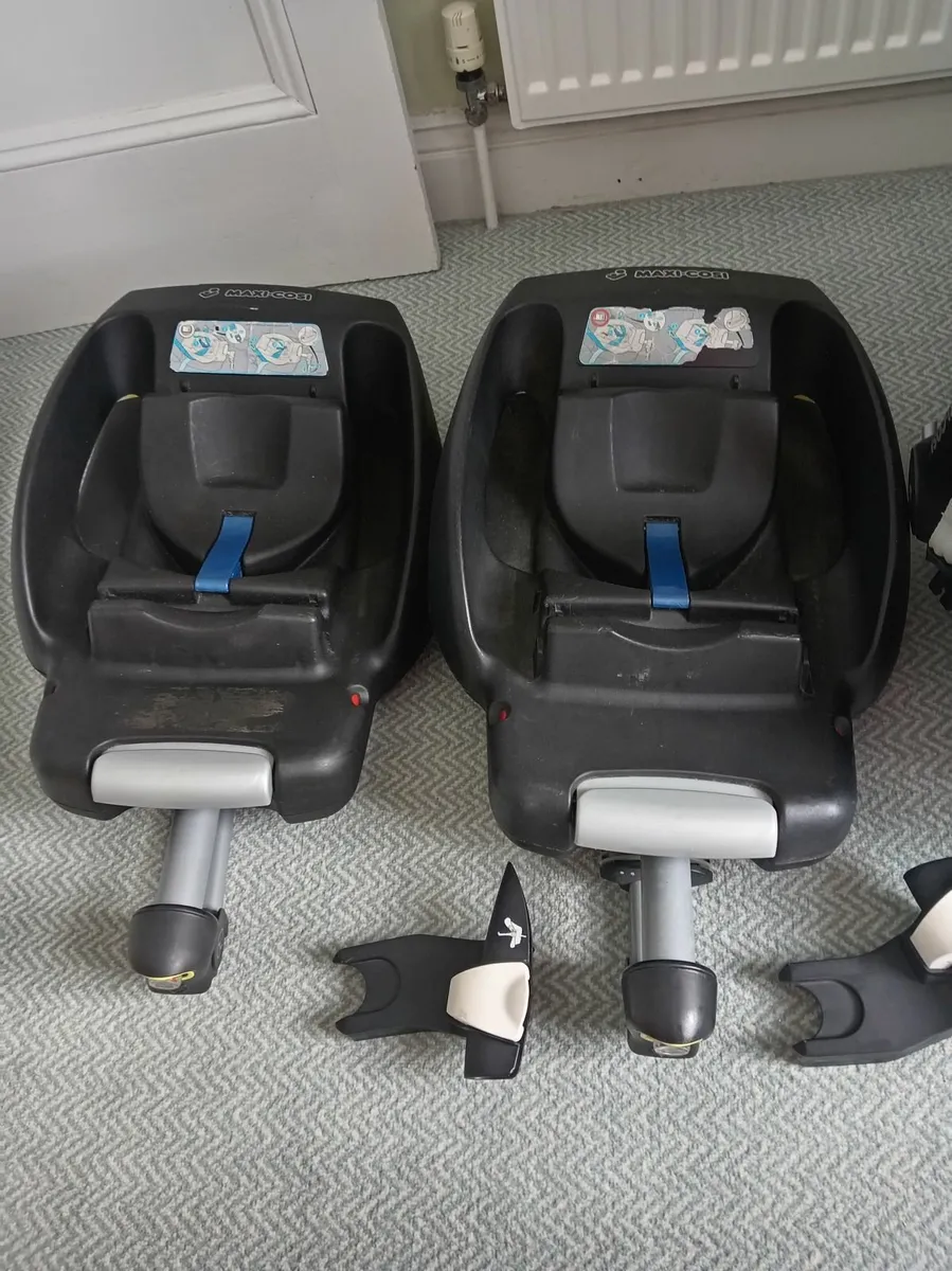 Maxi Cosi car seat with two isofix bases - Image 3