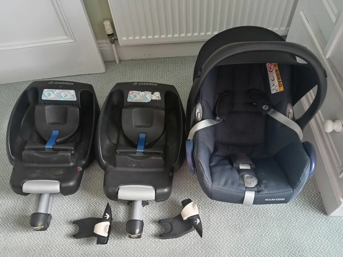 Maxi Cosi car seat with two isofix bases - Image 1