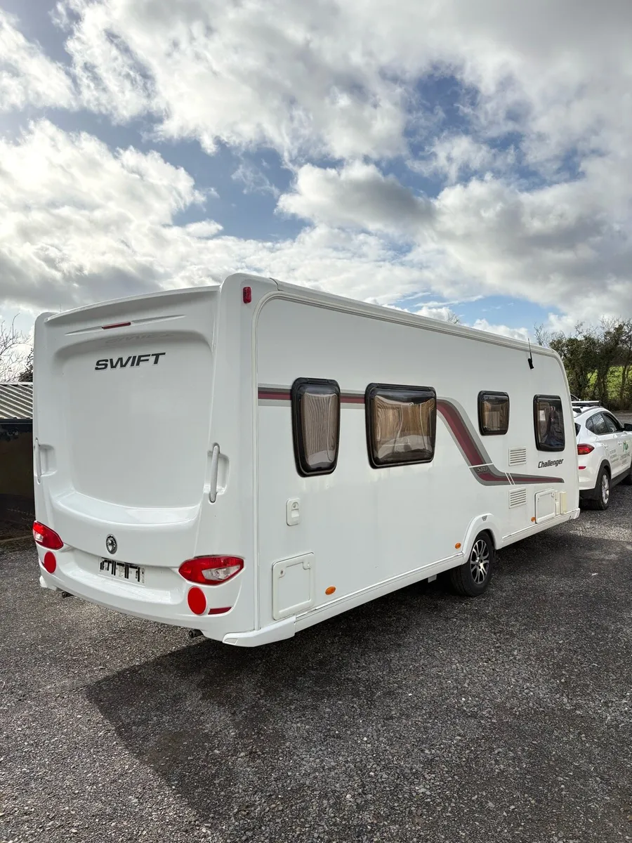 Swift 4 Berth Fixed Island Bed Caravan - Image 3