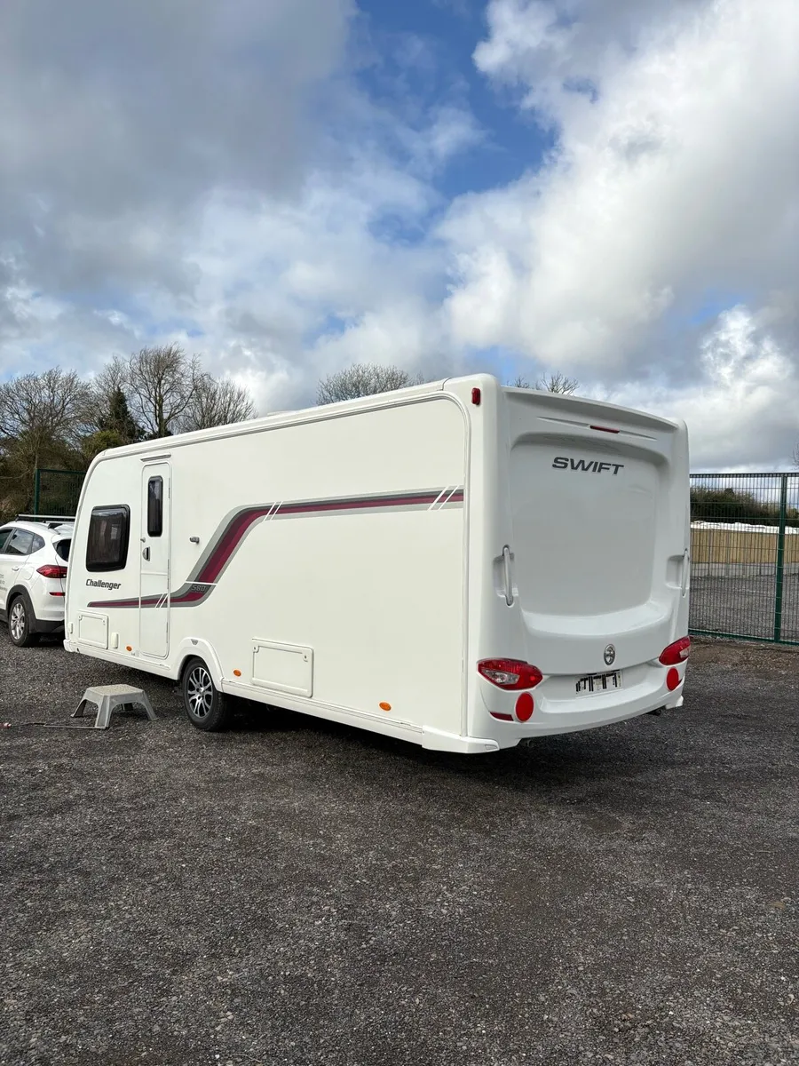 Swift 4 Berth Fixed Island Bed Caravan - Image 4