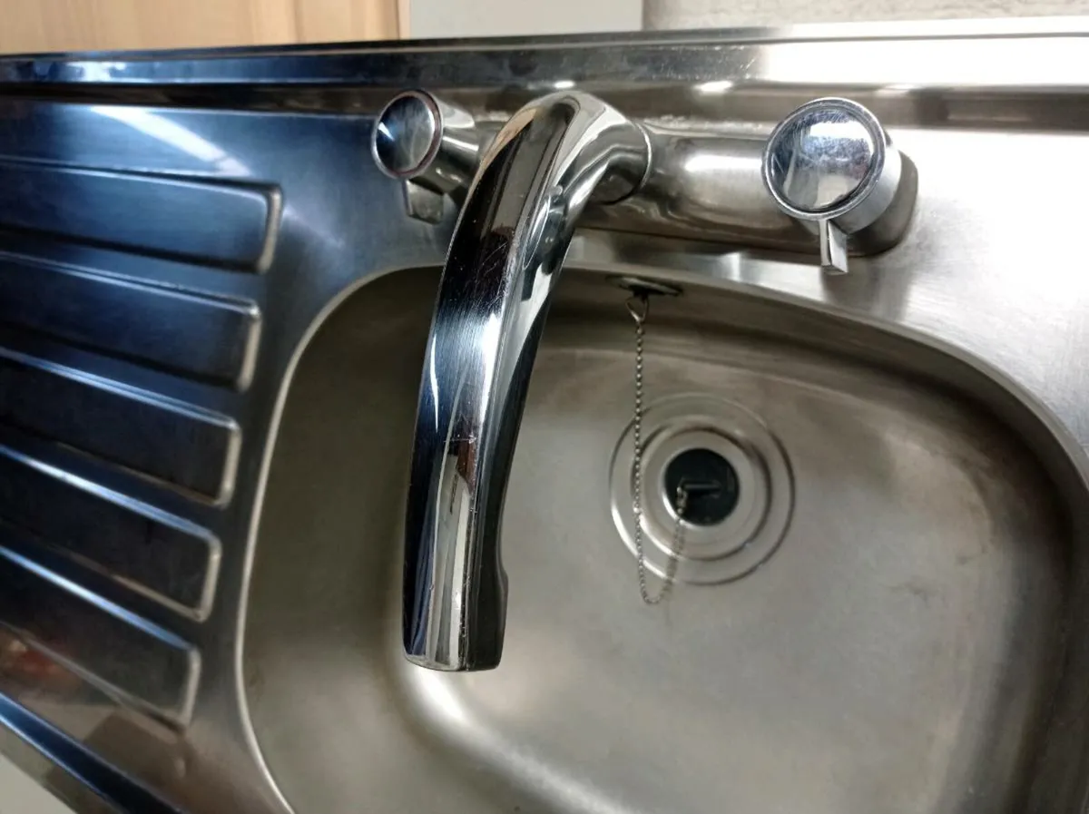 Kitchen units + doors + sink + tap + micro wave - Image 3