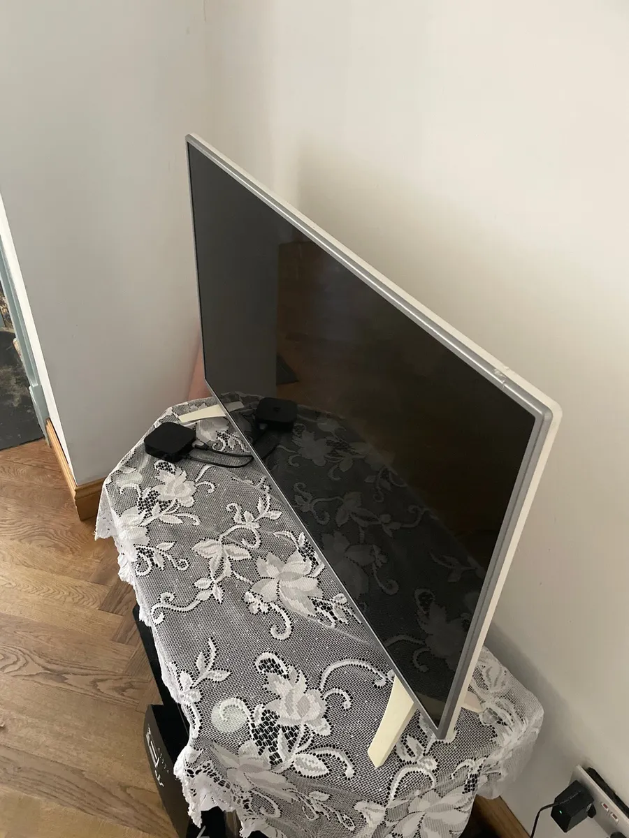 LG webos 42 inch tv - Image 3