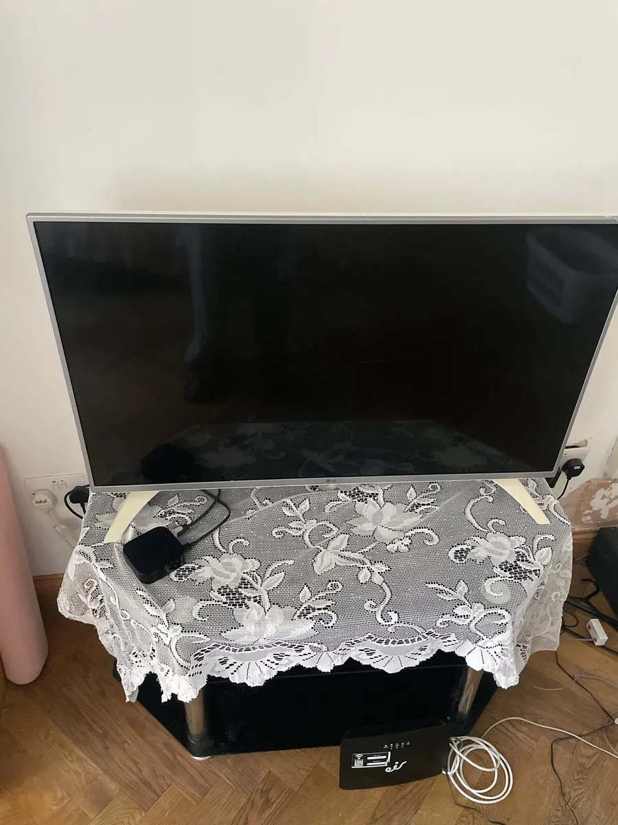 LG webos 42 inch tv - Image 2