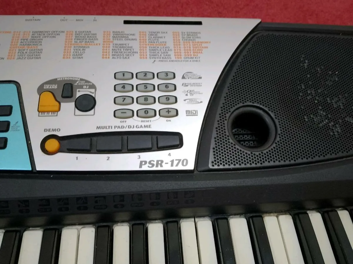 Yamaha PSR-175 61-key electronic portable keyboard - Image 3