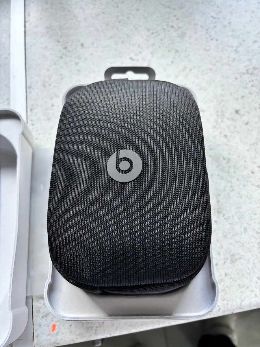 Beats Solo 4 wireless on ear headphones - Image 4