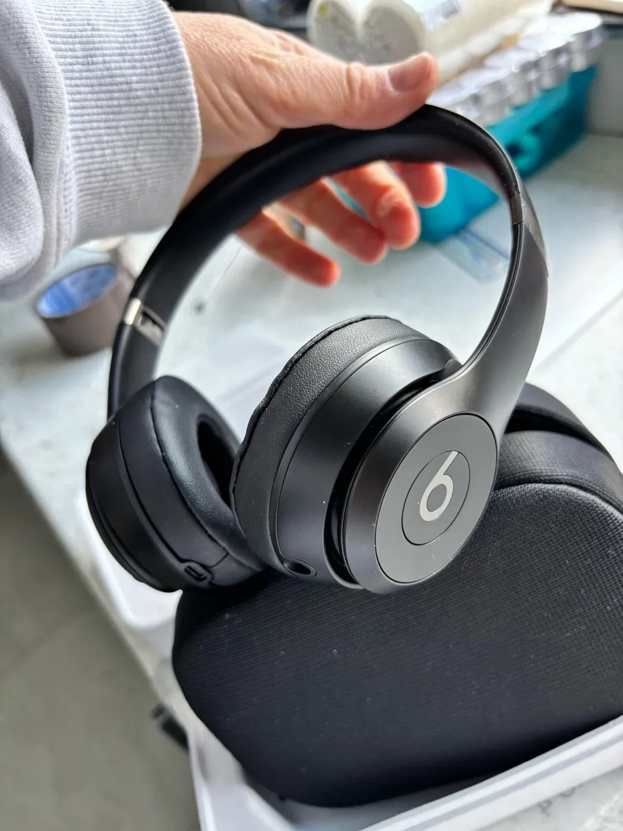 Beats Solo 4 wireless on ear headphones - Image 2