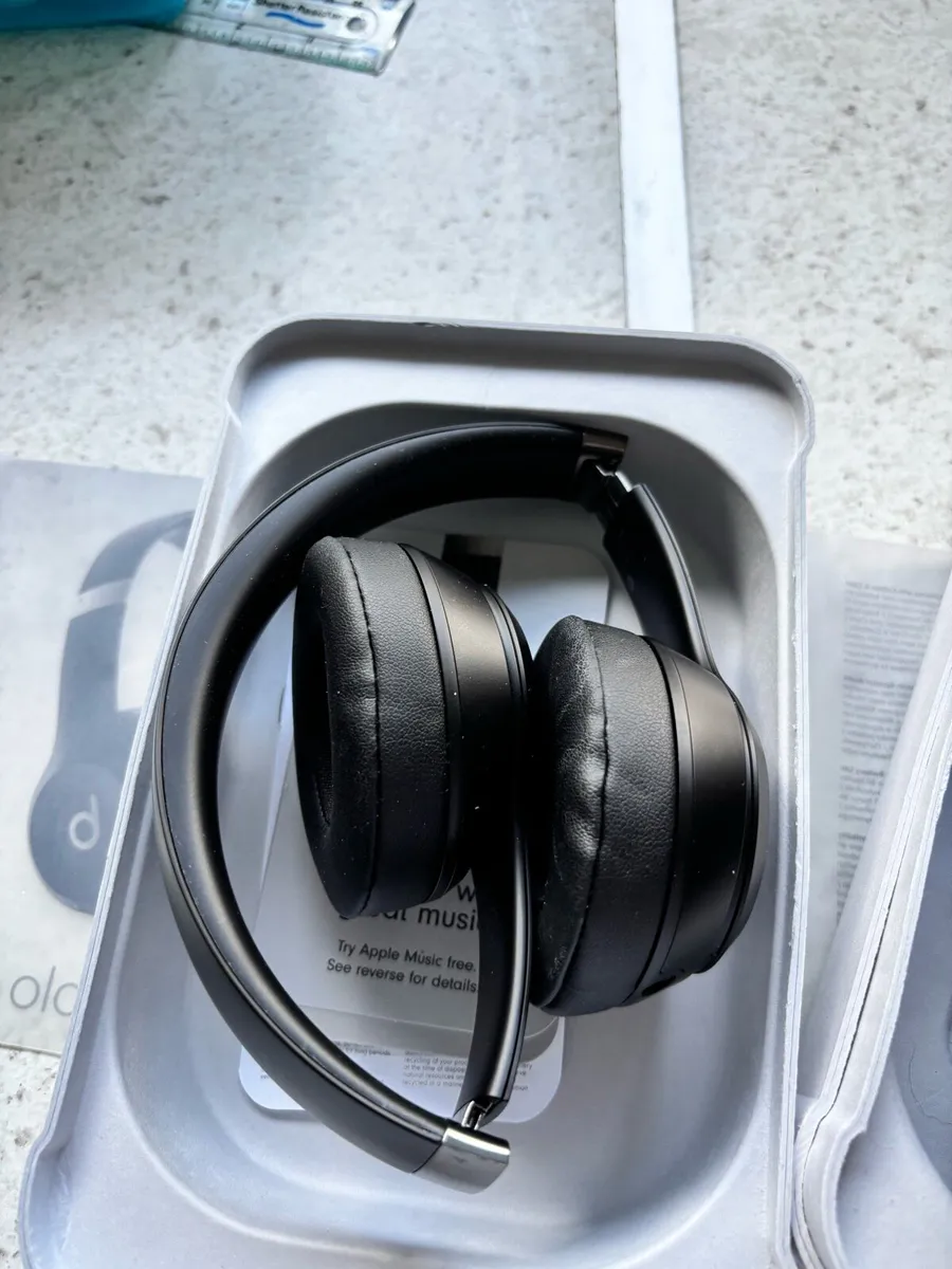 Beats Solo 4 wireless on ear headphones - Image 3