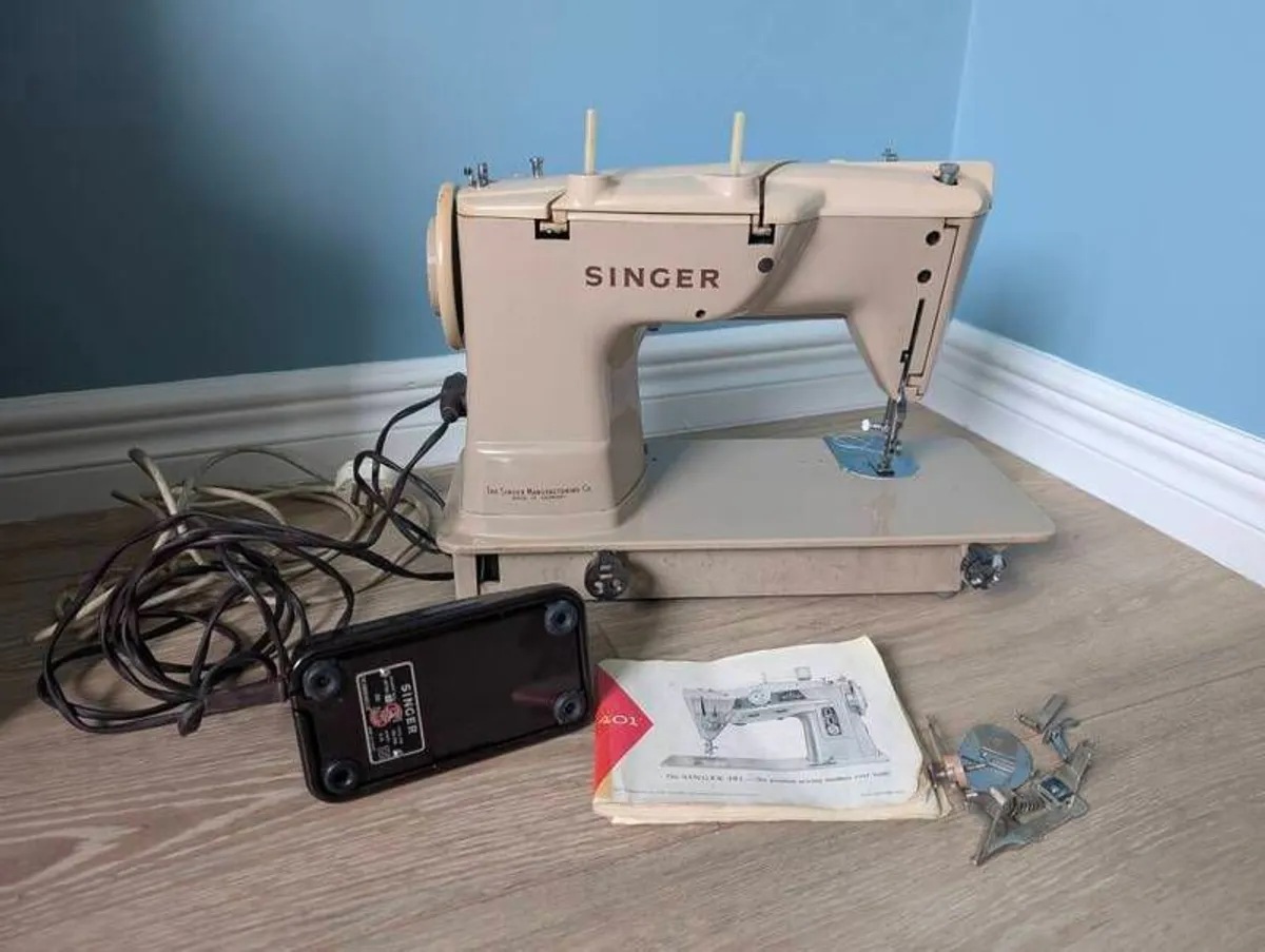 SINGER 401G Vintage Sewing Machine - Image 1