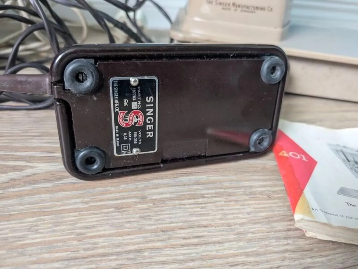 SINGER 401G Vintage Sewing Machine - Image 3