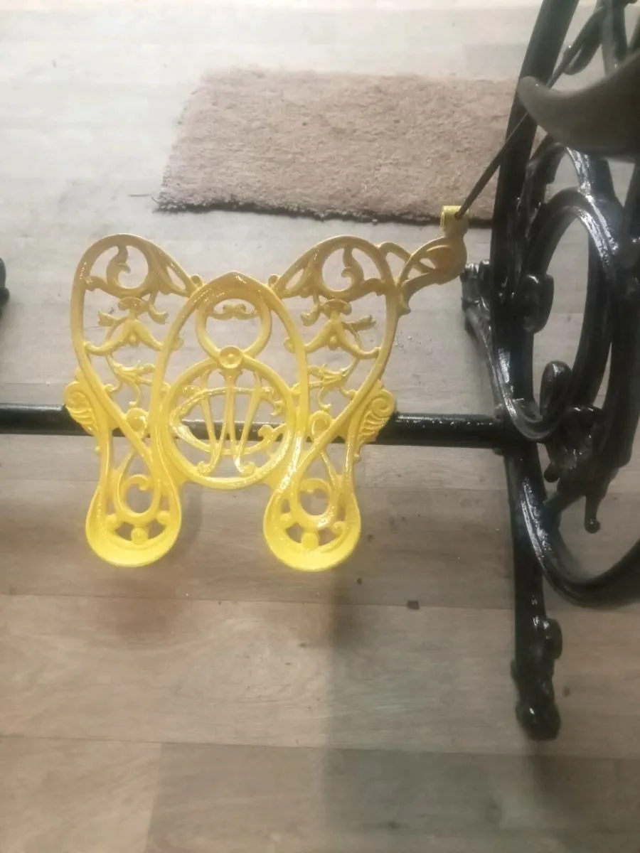 Old sloped weighting desk - Image 1