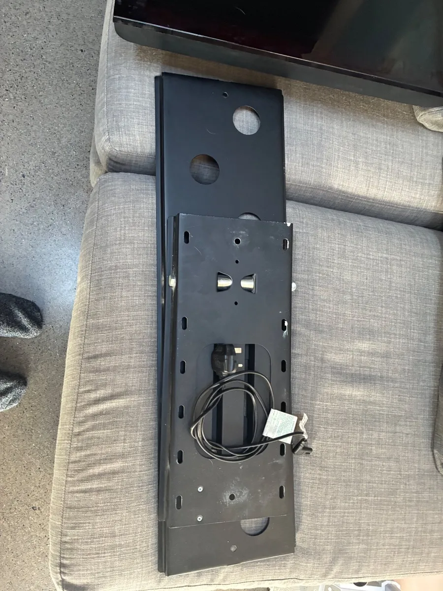 Samsung  44’ and bracket - Image 1