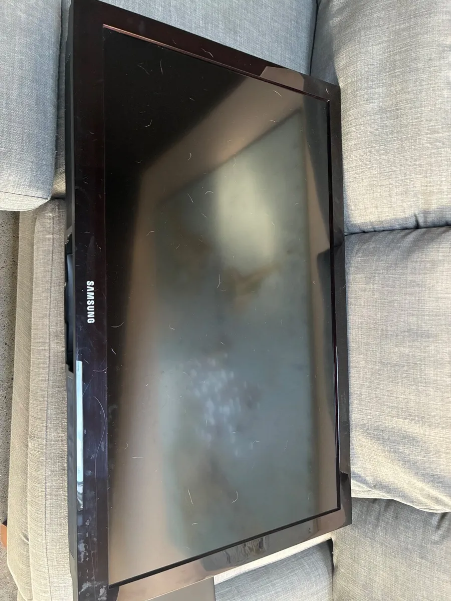 Samsung  44’ and bracket - Image 2