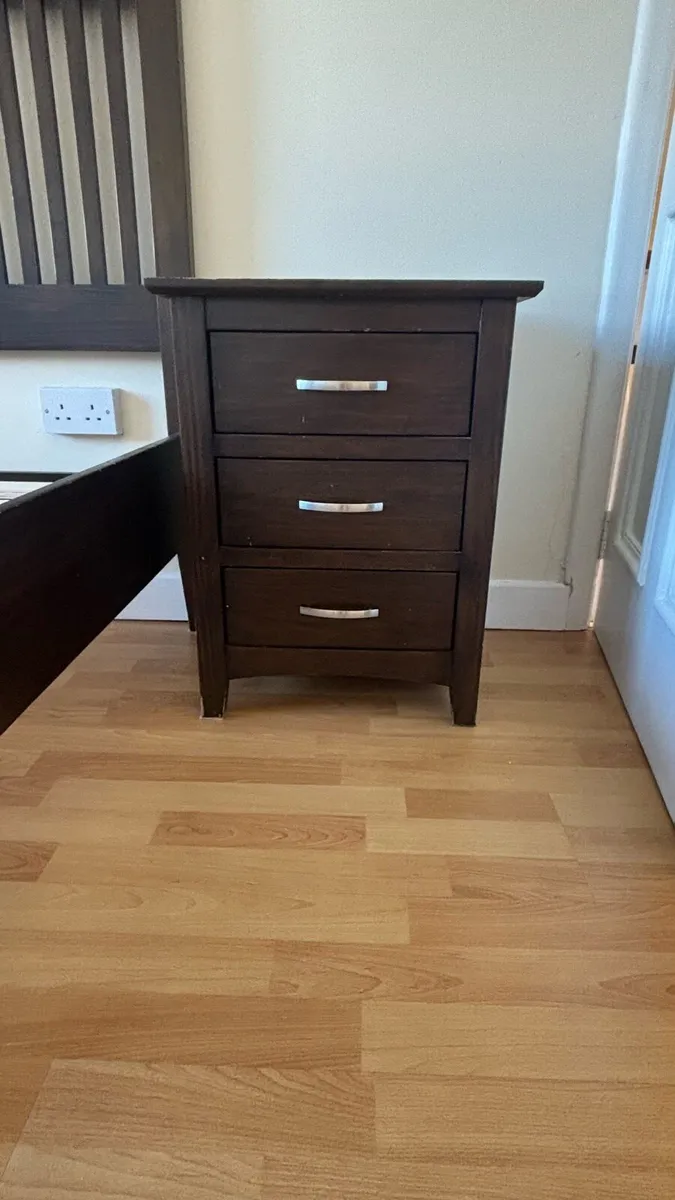 King walnut wood bed frame and bedside lockers - Image 2