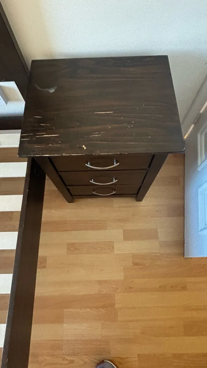 King walnut wood bed frame and bedside lockers - Image 3