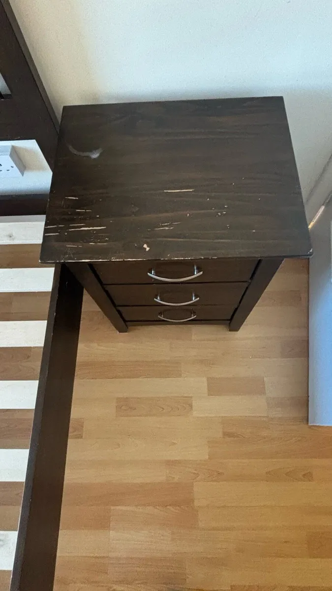 King walnut wood bed frame and bedside lockers - Image 4