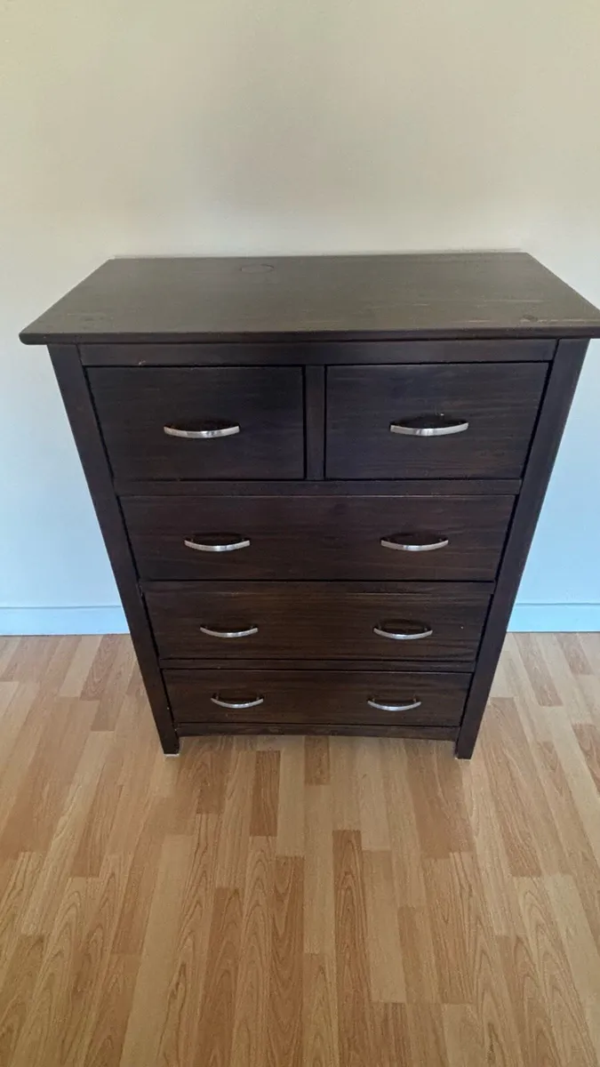 Walnut chest of drawers - Image 1
