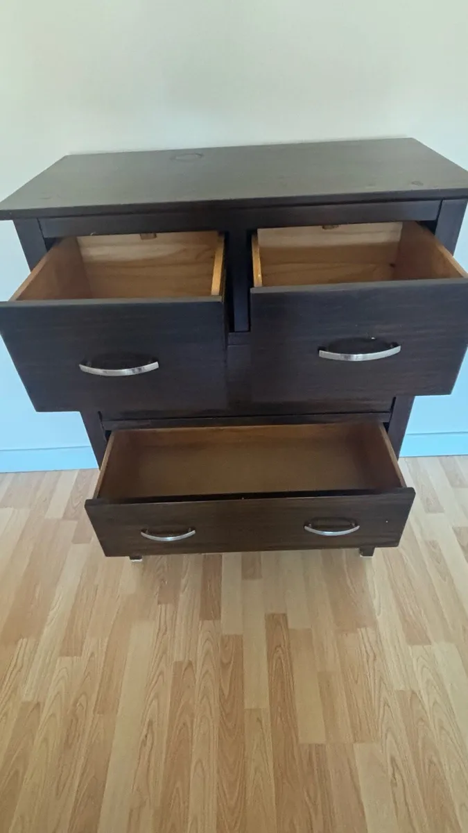 Walnut chest of drawers - Image 3